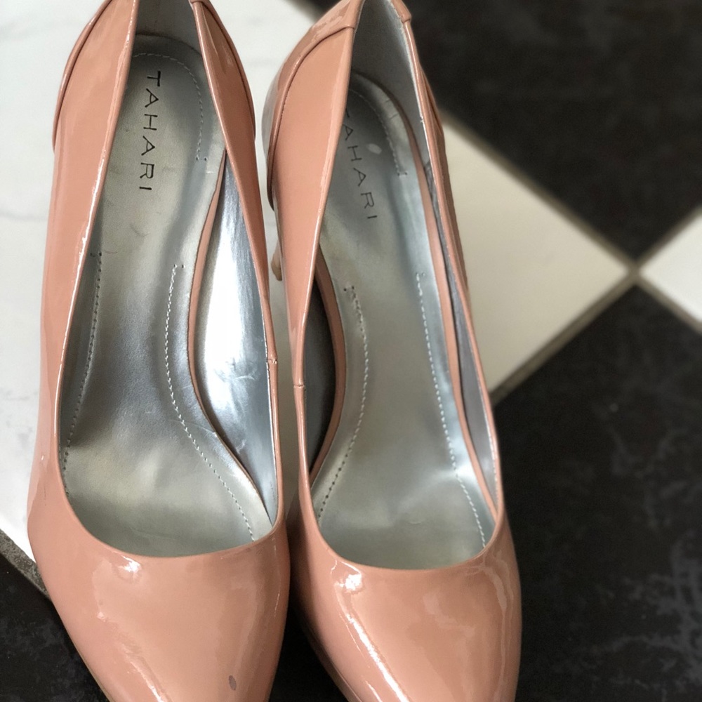 Lovely Tahari nude blush pumps